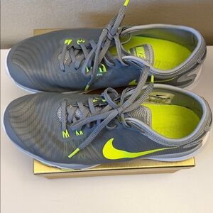 Nike Men's Athletic Shoes in Gray and Neon Yellow